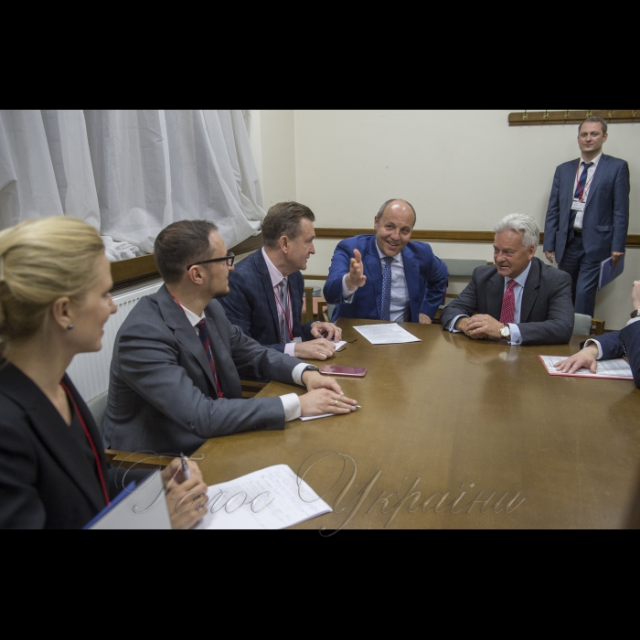 Голова Верховної Ради Андрій Парубій перебуває з візитом у Сполученому Королівстві Великої Британії та Північної Ірландії.
Зустріч з Міністром у справах Європи та Північної і Південної Америк сером Аланом Данканом

