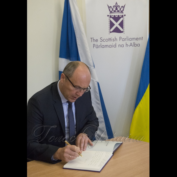 Голова Верховної Ради Андрій Парубій перебуває з візитом у Сполученому Королівстві Великої Британії та Північної Ірландії.
Зустріч зі Спікером Парламенту Шотландії К.Макінтошем. Підпис у Книзі почесних гостей Парламенту 
