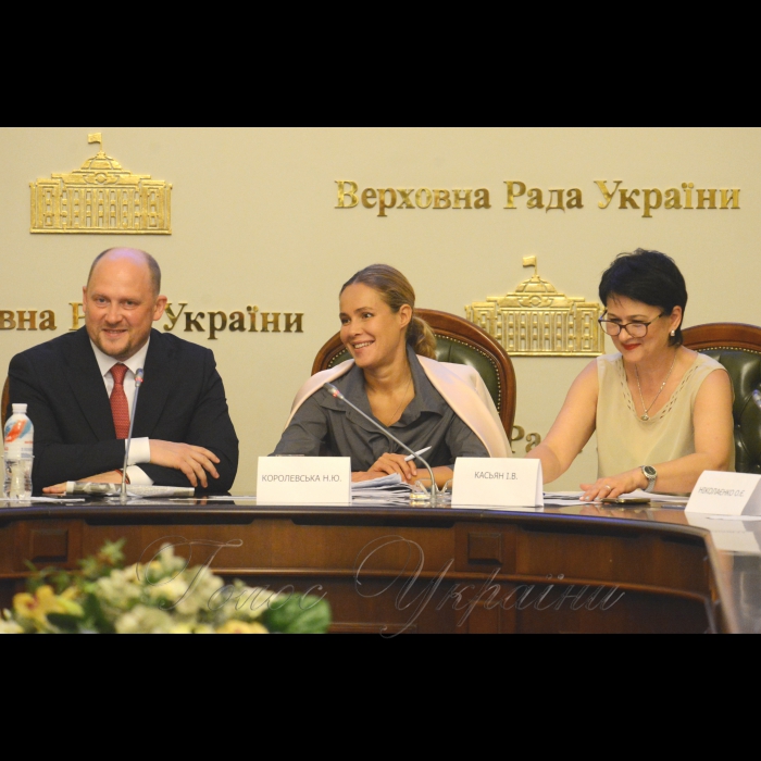 Спільне засідання Ради матерів України та громадської ради при Комітеті Верховної Ради України з питань соціальної політики, зайнятості та пенсійного забезпечення. Тема заходу: щодо державних гарантій та забезпечення соціальної підтримки дітей та сімей з дітьми. Участь візьмуть народні депутати України, представники центральних органів виконавчої влади, Уповноваженого Верховної Ради України з прав людини, Пенсійного фонду України, профспілок і інших громадських організацій, ЗМІ. Сергій Каплін Наталя Королевська Ірина Касьян - Голова національної платформи 
