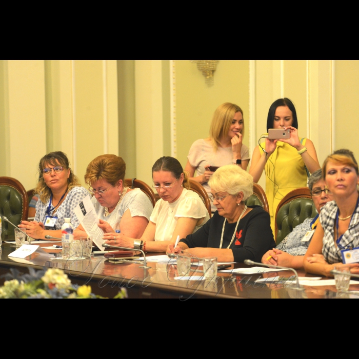 Спільне засідання Ради матерів України та громадської ради при Комітеті Верховної Ради України з питань соціальної політики, зайнятості та пенсійного забезпечення. Тема заходу: щодо державних гарантій та забезпечення соціальної підтримки дітей та сімей з дітьми. Участь візьмуть народні депутати України, представники центральних органів виконавчої влади, Уповноваженого Верховної Ради України з прав людини, Пенсійного фонду України, профспілок і інших громадських організацій, ЗМІ.