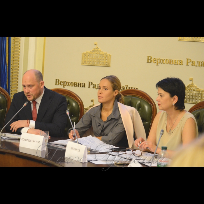 Спільне засідання Ради матерів України та громадської ради при Комітеті Верховної Ради України з питань соціальної політики, зайнятості та пенсійного забезпечення. Тема заходу: щодо державних гарантій та забезпечення соціальної підтримки дітей та сімей з дітьми. Участь візьмуть народні депутати України, представники центральних органів виконавчої влади, Уповноваженого Верховної Ради України з прав людини, Пенсійного фонду України, профспілок і інших громадських організацій, ЗМІ. Сергій Каплін Наталя Королевська Ірина Касьян - Голова національної платформи 
