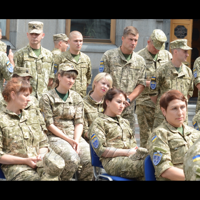 У парламенті відбулися заходи в рамках просвітницького проекту «Від Конституції - до Конституції»
Проект реалізується спільно Апаратом Верховної Ради України та Громадською спілкою «Творче патріотичне об’єднання «Музичний батальйон». 
       Участь у заходах взяли військовослужбовці Збройних Сил Київського гарнізону, персонал Державної прикордонної служби та  Київського гарнізону, інваліди війни.
Під час події, яка стала черговою в серії просвітницько-мистецьких акцій «Від Конституції – до Конституції», її учасники з екскурсією відвідали  будинок пленарних засідань Верховної Ради України, ознайомилися з його архітектурною спадщиною та реліквією – Почесним порталом Прапора Незалежності України, вийшли на балкон сесійної зали, оглянули музейну експозицію.
