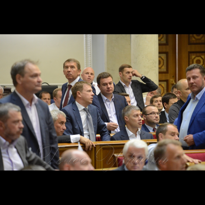 Сесія Верховної Ради України. Хомутиннік, Бондар