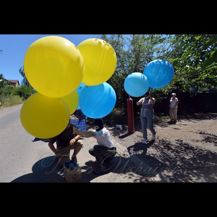 Донецька область, Авдіївка.
Українські патріоти відправили повітряну «бандероль» до окупованого Донецька. Вже другий рік поспіль вони приносять розраду прихильникам ідеї української державності, які за збігом життєвих обставин опинилися на окупованих територіях Донбасу, а окупантам – навпаки, спричиняють моральну шкоду і нестерпний біль в одному місці. Мова йде про групу українських патріотів, які за допомогою повітряної «пошти» відсилають до Донецька листівки та Прапори України.
Черговий запуск повітряної «кореспонденції на тимчасово непідконтрольну Україні територію, активісти об’єднання здійснили сьогодні з околиць прифронтової Авдіївки.
