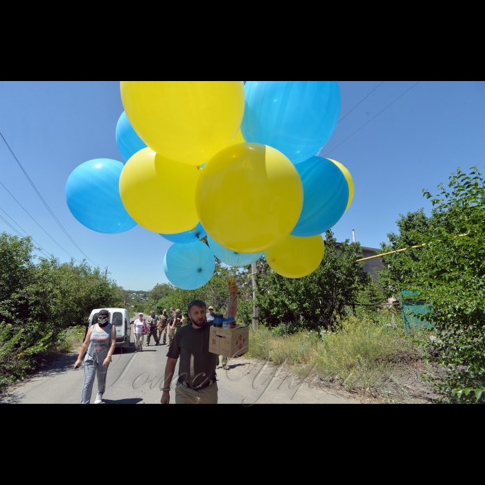 Донецька область, Авдіївка.
Українські патріоти відправили повітряну «бандероль» до окупованого Донецька. Вже другий рік поспіль вони приносять розраду прихильникам ідеї української державності, які за збігом життєвих обставин опинилися на окупованих територіях Донбасу, а окупантам – навпаки, спричиняють моральну шкоду і нестерпний біль в одному місці. Мова йде про групу українських патріотів, які за допомогою повітряної «пошти» відсилають до Донецька листівки та Прапори України.
Черговий запуск повітряної «кореспонденції на тимчасово непідконтрольну Україні територію, активісти об’єднання здійснили сьогодні з околиць прифронтової Авдіївки.
