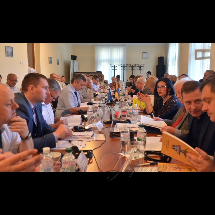 З нагоди 22-ої річниці Конституції України Інститут законодавства Верховної Ради України спільно з Женевським центром демократичного контролю над збройними силами та Центром досліджень армії, конверсії та роззброєння провели міжнародну науково-практичну конференцію «Правове регулювання децентралізації в Україні: безпекові аспекти».
У заході взяли участь представники законодавчої та виконавчої влади, правоохоронних органів, міжнародних організацій, дипломатичних установ, неурядових організацій, наукових установ та закладів вищої освіти.

