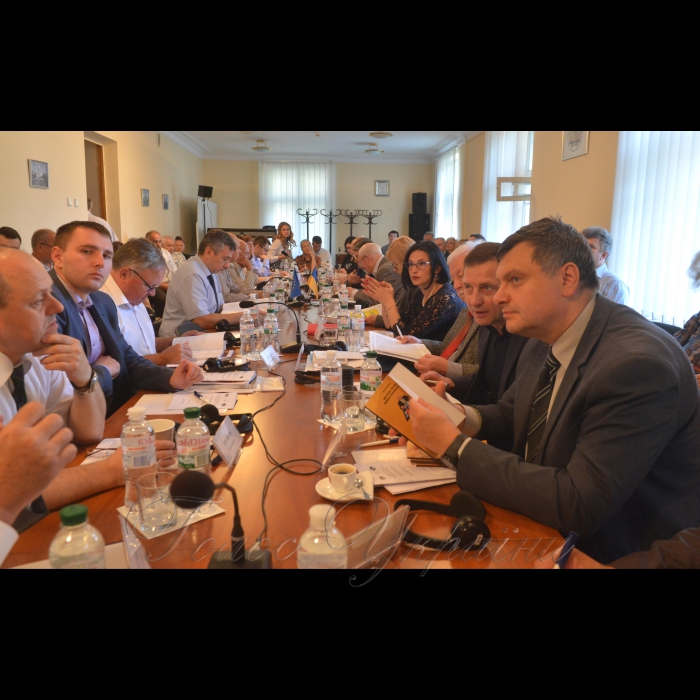 З нагоди 22-ої річниці Конституції України Інститут законодавства Верховної Ради України спільно з Женевським центром демократичного контролю над збройними силами та Центром досліджень армії, конверсії та роззброєння провели міжнародну науково-практичну конференцію «Правове регулювання децентралізації в Україні: безпекові аспекти».
У заході взяли участь представники законодавчої та виконавчої влади, правоохоронних органів, міжнародних організацій, дипломатичних установ, неурядових організацій, наукових установ та закладів вищої освіти.
