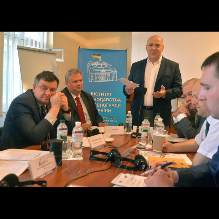 З нагоди 22-ої річниці Конституції України Інститут законодавства Верховної Ради України спільно з Женевським центром демократичного контролю над збройними силами та Центром досліджень армії, конверсії та роззброєння провели міжнародну науково-практичну конференцію «Правове регулювання децентралізації в Україні: безпекові аспекти».
У заході взяли участь представники законодавчої та виконавчої влади, правоохоронних органів, міжнародних організацій, дипломатичних установ, неурядових організацій, наукових установ та закладів вищої освіти. Олександр Копиленко директор Інституту законодавства Верховної Ради України, Філіп Флурі заступник директора Женевським центром демократичного контролю над збройними силами та Олександр Литвиненко заступник Секретаря Ради нацбезпеки і оборони України (зправа наліво)

