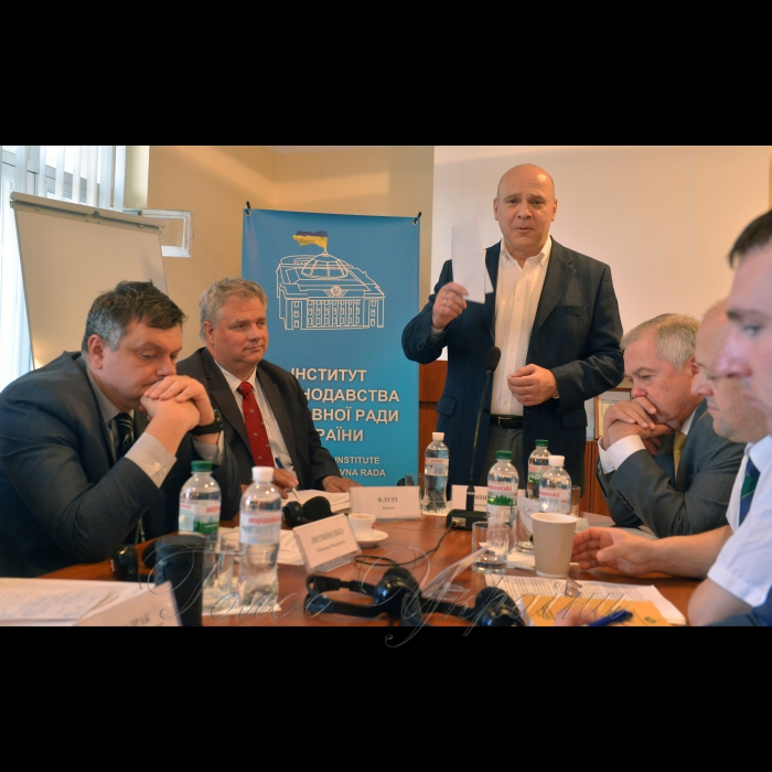 З нагоди 22-ої річниці Конституції України Інститут законодавства Верховної Ради України спільно з Женевським центром демократичного контролю над збройними силами та Центром досліджень армії, конверсії та роззброєння провели міжнародну науково-практичну конференцію «Правове регулювання децентралізації в Україні: безпекові аспекти».
У заході взяли участь представники законодавчої та виконавчої влади, правоохоронних органів, міжнародних організацій, дипломатичних установ, неурядових організацій, наукових установ та закладів вищої освіти. Олександр Копиленко директор Інституту законодавства Верховної Ради України, Філіп Флурі заступник директора Женевським центром демократичного контролю над збройними силами та Олександр Литвиненко заступник Секретаря Ради нацбезпеки і оборони України (зправа наліво)
