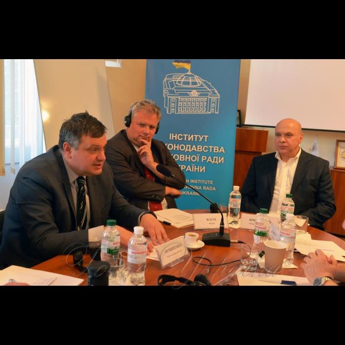 З нагоди 22-ої річниці Конституції України Інститут законодавства Верховної Ради України спільно з Женевським центром демократичного контролю над збройними силами та Центром досліджень армії, конверсії та роззброєння провели міжнародну науково-практичну конференцію «Правове регулювання децентралізації в Україні: безпекові аспекти».
У заході взяли участь представники законодавчої та виконавчої влади, правоохоронних органів, міжнародних організацій, дипломатичних установ, неурядових організацій, наукових установ та закладів вищої освіти. Олександр Копиленко директор Інституту законодавства Верховної Ради України, Філіп Флурі заступник директора Женевським центром демократичного контролю над збройними силами та Олександр Литвиненко заступник Секретаря Ради нацбезпеки і оборони України (зправа наліво)
