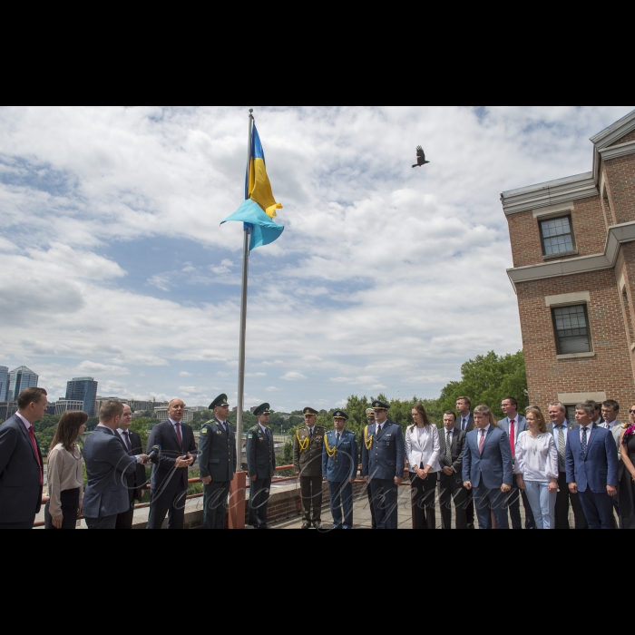 Робочий візит Голови Верховної Ради України Андрія Парубія  до Сполучених Штатів Америки 

Церемонія підняття прапору Кримськотатарського народу на будинку посольства України в США, 
