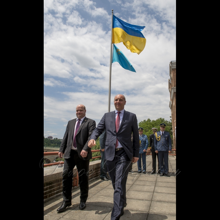 Робочий візит Голови Верховної Ради України Андрія Парубія  до Сполучених Штатів Америки. Церемонія підняття прапору Кримськотатарського народу на будинку посольства України в США. Надзвичайний і Повноважний Посол України у США Валерій Чалий 
