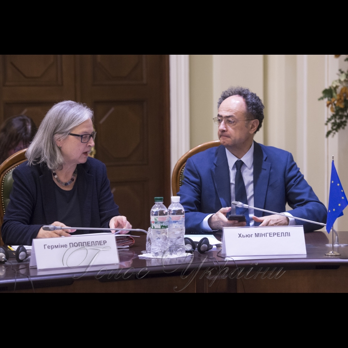 Напередодні 20-го ювілейного Саміту Україна-ЄС Голова Верховної Ради України Андрій Парубій взяв участь у обговоренні стану виконання Україною та ЄС Угоди про асоціацію та пріоритетних напрямів співробітництва у цьому процесі з Надзвичайними та Повноважними Послами держав-членів ЄС в Україні, Головою Представництва ЄС в Україні Х. Мінгареллі.
У зустрічі взяла участь Уповноважена з прав людини Верховної Ради України Л.Денісова. Надзвичайний і Повноважний Посол Австрії в України Герміне Поппеллер, Голова Представництва ЄС в Україні Х. Мінгареллі

