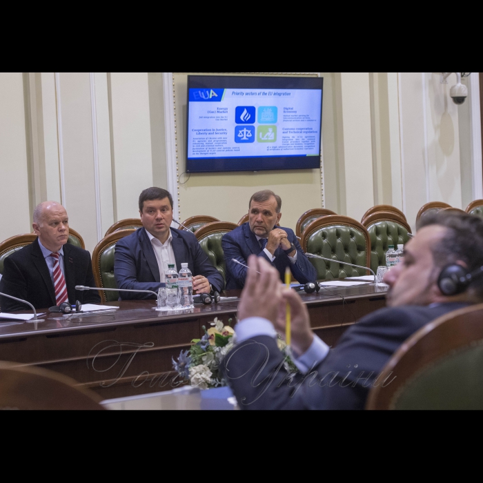 Напередодні 20-го ювілейного Саміту Україна-ЄС Голова Верховної Ради України Андрій Парубій взяв участь у обговоренні стану виконання Україною та ЄС Угоди про асоціацію та пріоритетних напрямів співробітництва у цьому процесі з Надзвичайними та Повноважними Послами держав-членів ЄС в Україні, Головою Представництва ЄС в Україні Х. Мінгареллі.
У зустрічі взяла участь Уповноважена з прав людини Верховної Ради України Л.Денісова. Данченко, Бакуменко
