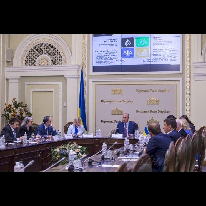 Напередодні 20-го ювілейного Саміту Україна-ЄС Голова Верховної Ради України Андрій Парубій взяв участь у обговоренні стану виконання Україною та ЄС Угоди про асоціацію та пріоритетних напрямів співробітництва у цьому процесі з Надзвичайними та Повноважними Послами держав-членів ЄС в Україні, Головою Представництва ЄС в Україні Х. Мінгареллі.
У зустрічі взяла участь Уповноважена з прав людини Верховної Ради України Л.Денісова.

