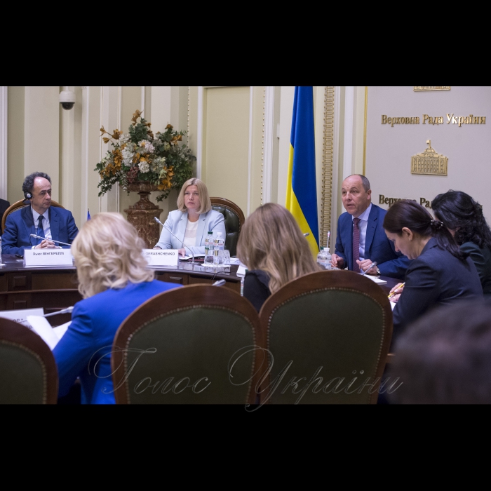 Напередодні 20-го ювілейного Саміту Україна-ЄС Голова Верховної Ради України Андрій Парубій взяв участь у обговоренні стану виконання Україною та ЄС Угоди про асоціацію та пріоритетних напрямів співробітництва у цьому процесі з Надзвичайними та Повноважними Послами держав-членів ЄС в Україні, Головою Представництва ЄС в Україні Х. Мінгареллі.
У зустрічі взяла участь Уповноважена з прав людини Верховної Ради України Л.Денісова.
