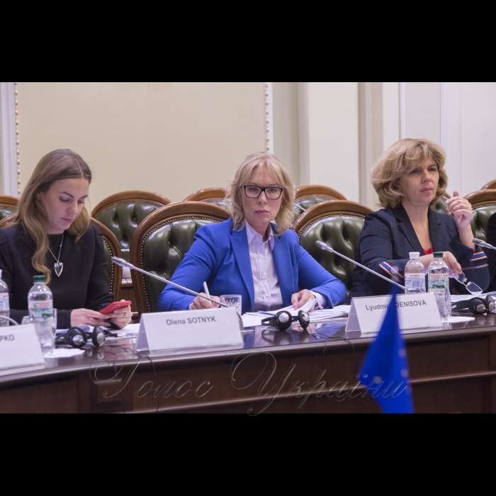 Напередодні 20-го ювілейного Саміту Україна-ЄС Голова Верховної Ради України Андрій Парубій взяв участь у обговоренні стану виконання Україною та ЄС Угоди про асоціацію та пріоритетних напрямів співробітництва у цьому процесі з Надзвичайними та Повноважними Послами держав-членів ЄС в Україні, Головою Представництва ЄС в Україні Х. Мінгареллі.
У зустрічі взяла участь Уповноважена з прав людини Верховної Ради України Л.Денісова. Сотник, Богомолець
