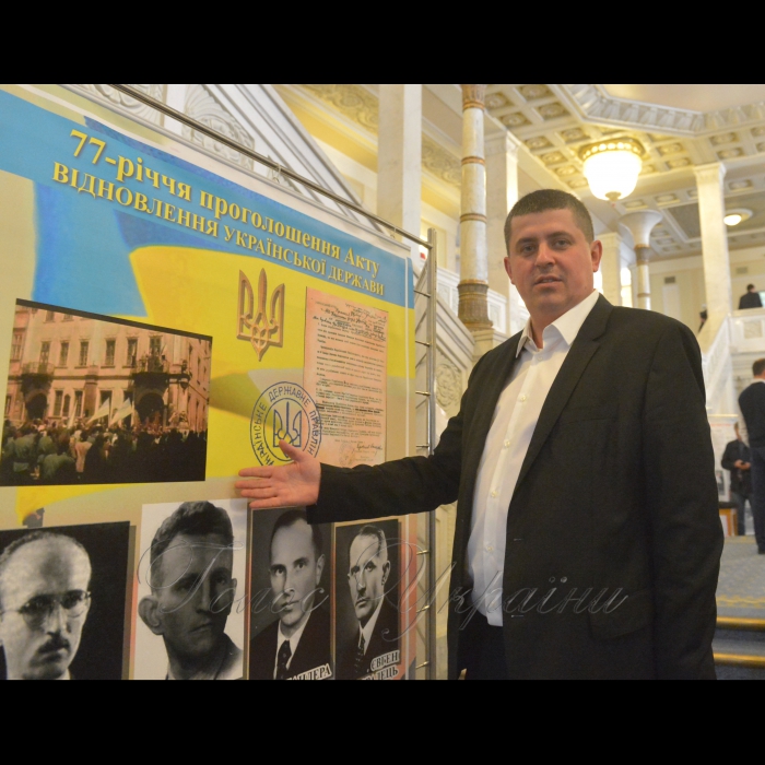З нагоди відзначення 77-ї річниці Акту відновлення Української держави, проголошеного 30 червня 1941 року, в кулуарах І-го поверху Верховної Ради України  відбулося відкриття експозиції під назвою «Відновлення Української Держави в умовах Другої світової війни», на якій будуть представлені фотографії та документи цієї історичної події. Захід ініційовано Всеукраїнським благодійним фондом «Соборність» за підтримки народного депутата України Юрія Шухевича. Максим Бурбак