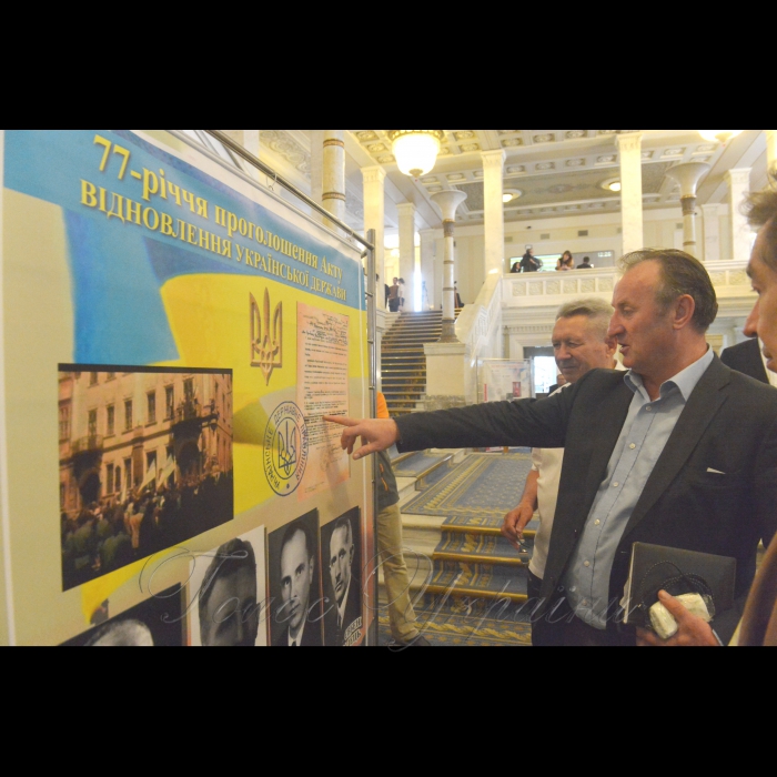З нагоди відзначення 77-ї річниці Акту відновлення Української держави, проголошеного 30 червня 1941 року, в кулуарах І-го поверху Верховної Ради України  відбулося відкриття експозиції під назвою «Відновлення Української Держави в умовах Другої світової війни», на якій будуть представлені фотографії та документи цієї історичної події. Захід ініційовано Всеукраїнським благодійним фондом «Соборність» за підтримки народного депутата України Юрія Шухевича. Михайло Ратушний