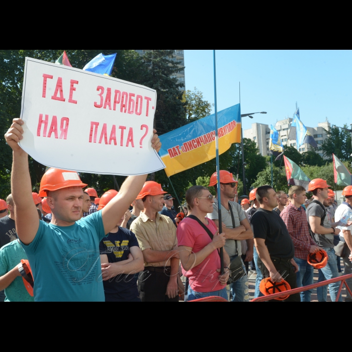 Мітинг шахтарів під стінами Верховної Ради України з вимогами не закривати підприємства і погашення заборгованості по зарплаті

Кількасот шахтарів зібралися під Радою і вимагають внести зміни до бюджету для належного фінансового забезпечення державного сектора вугільної галузі. 
Вони вимагають ухвалити законопроект №8362, яким пропонується збільшити видатки держбюджету на 2018 рік за бюджетною програмою 