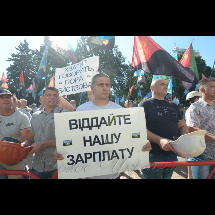 Мітинг шахтарів під стінами Верховної Ради України з вимогами не закривати підприємства і погашення заборгованості по зарплаті

Кількасот шахтарів зібралися під Радою і вимагають внести зміни до бюджету для належного фінансового забезпечення державного сектора вугільної галузі. 
Вони вимагають ухвалити законопроект №8362, яким пропонується збільшити видатки держбюджету на 2018 рік за бюджетною програмою 