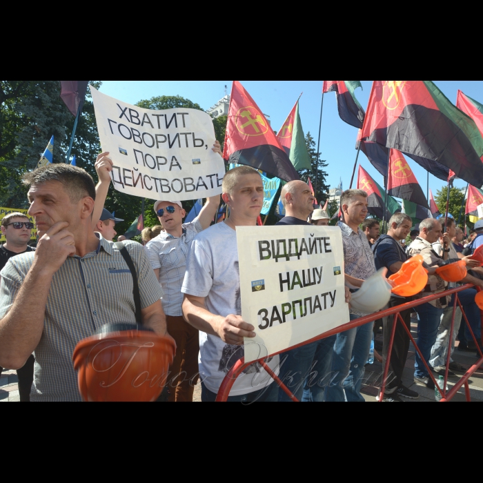 Мітинг шахтарів під стінами Верховної Ради України з вимогами не закривати підприємства і погашення заборгованості по зарплаті

Кількасот шахтарів зібралися під Радою і вимагають внести зміни до бюджету для належного фінансового забезпечення державного сектора вугільної галузі. 
Вони вимагають ухвалити законопроект №8362, яким пропонується збільшити видатки держбюджету на 2018 рік за бюджетною програмою 
