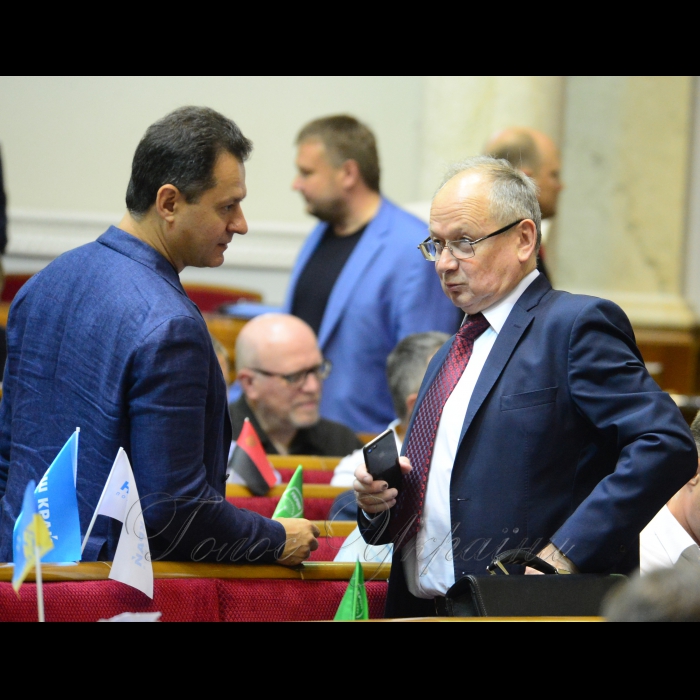 Сесія Верховної Ради України.

Прийнято у другому читанні і в цілому 254 голосами законопроект про внесення змін до Митного кодексу України та деяких інших законодавчих актів України щодо запровадження механізму 
