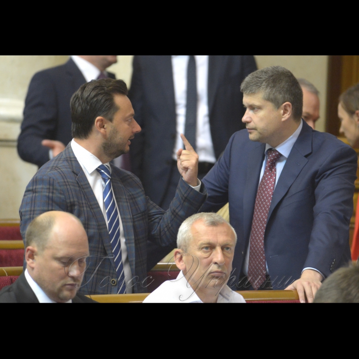 Сесія Верховної Ради України.

Прийнято у другому читанні і в цілому 254 голосами законопроект про внесення змін до Митного кодексу України та деяких інших законодавчих актів України щодо запровадження механізму 