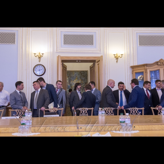 Голова Верховної Ради України Андрій Парубій взяв участь у церемонії урочистого затвердження Стратегії електронного парламентаризму на 2018 – 2020 роки
У заході беруть участь  Голова Верховної Ради України Андрій Парубій, Посол Європейського Союзу в Україні Х. Мінгареллі, Голова Комітету Верховної Ради України з питань інформатизації та зв’язку О.І. Данченко, народні депутати України, представники дипломатичного корпусу, експерти міжнародних програм і проектів, представники ЗМІ, працівники Апарату Верховної Ради України.
Довідково:  Стратегія електронного парламентаризму на 2018 – 2020 роки розроблена на виконання Рекомендацій Місії Європейського Парламенту щодо внутрішньої реформи та підвищення інституційної спроможності Верховної Ради України. Згідно з Меморандумом про взаєморозуміння між Верховною Радою України та Європейським парламентом про спільні рамки парламентської підтримки та підвищення інституційної спроможності одним з пріоритетів партнерства визначено підвищення прозорості, передбачуваності, ефективності та відкритості діяльності Верховної Ради України. Перший заступник Керівника Апарату - керуючий справами Петро Боднар, Когут, Заступник Керівника Апарату Микола Шевчук
