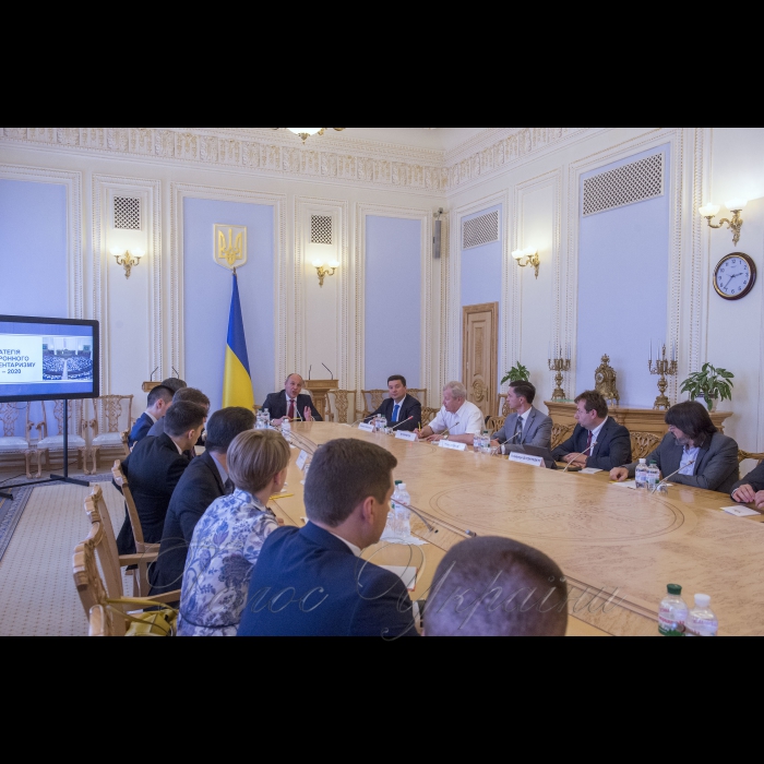 Голова Верховної Ради України Андрій Парубій взяв участь у церемонії урочистого затвердження Стратегії електронного парламентаризму на 2018 – 2020 роки
У заході беруть участь  Голова Верховної Ради України Андрій Парубій, Посол Європейського Союзу в Україні Х. Мінгареллі, Голова Комітету Верховної Ради України з питань інформатизації та зв’язку О.І. Данченко, народні депутати України, представники дипломатичного корпусу, експерти міжнародних програм і проектів, представники ЗМІ, працівники Апарату Верховної Ради України.
Довідково:  Стратегія електронного парламентаризму на 2018 – 2020 роки розроблена на виконання Рекомендацій Місії Європейського Парламенту щодо внутрішньої реформи та підвищення інституційної спроможності Верховної Ради України. Згідно з Меморандумом про взаєморозуміння між Верховною Радою України та Європейським парламентом про спільні рамки парламентської підтримки та підвищення інституційної спроможності одним з пріоритетів партнерства визначено підвищення прозорості, передбачуваності, ефективності та відкритості діяльності Верховної Ради України.
