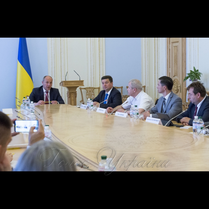Голова Верховної Ради України Андрій Парубій взяв участь у церемонії урочистого затвердження Стратегії електронного парламентаризму на 2018 – 2020 роки
У заході беруть участь  Голова Верховної Ради України Андрій Парубій, Посол Європейського Союзу в Україні Х. Мінгареллі, Голова Комітету Верховної Ради України з питань інформатизації та зв’язку О.І. Данченко, народні депутати України, представники дипломатичного корпусу, експерти міжнародних програм і проектів, представники ЗМІ, працівники Апарату Верховної Ради України.
Довідково:  Стратегія електронного парламентаризму на 2018 – 2020 роки розроблена на виконання Рекомендацій Місії Європейського Парламенту щодо внутрішньої реформи та підвищення інституційної спроможності Верховної Ради України. Згідно з Меморандумом про взаєморозуміння між Верховною Радою України та Європейським парламентом про спільні рамки парламентської підтримки та підвищення інституційної спроможності одним з пріоритетів партнерства визначено підвищення прозорості, передбачуваності, ефективності та відкритості діяльності Верховної Ради України. Данченко Олександр
