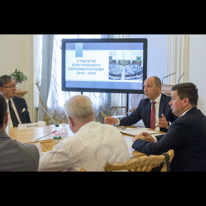 Голова Верховної Ради України Андрій Парубій взяв участь у церемонії урочистого затвердження Стратегії електронного парламентаризму на 2018 – 2020 роки
У заході беруть участь  Голова Верховної Ради України Андрій Парубій, Посол Європейського Союзу в Україні Х. Мінгареллі, Голова Комітету Верховної Ради України з питань інформатизації та зв’язку О.І. Данченко, народні депутати України, представники дипломатичного корпусу, експерти міжнародних програм і проектів, представники ЗМІ, працівники Апарату Верховної Ради України.
Довідково:  Стратегія електронного парламентаризму на 2018 – 2020 роки розроблена на виконання Рекомендацій Місії Європейського Парламенту щодо внутрішньої реформи та підвищення інституційної спроможності Верховної Ради України. Згідно з Меморандумом про взаєморозуміння між Верховною Радою України та Європейським парламентом про спільні рамки парламентської підтримки та підвищення інституційної спроможності одним з пріоритетів партнерства визначено підвищення прозорості, передбачуваності, ефективності та відкритості діяльності Верховної Ради України. Данченко Олександр
