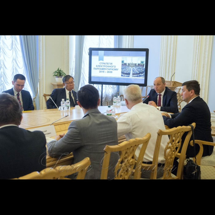 Голова Верховної Ради України Андрій Парубій взяв участь у церемонії урочистого затвердження Стратегії електронного парламентаризму на 2018 – 2020 роки
У заході беруть участь  Голова Верховної Ради України Андрій Парубій, Посол Європейського Союзу в Україні Х. Мінгареллі, Голова Комітету Верховної Ради України з питань інформатизації та зв’язку О.І. Данченко, народні депутати України, представники дипломатичного корпусу, експерти міжнародних програм і проектів, представники ЗМІ, працівники Апарату Верховної Ради України.
Довідково:  Стратегія електронного парламентаризму на 2018 – 2020 роки розроблена на виконання Рекомендацій Місії Європейського Парламенту щодо внутрішньої реформи та підвищення інституційної спроможності Верховної Ради України. Згідно з Меморандумом про взаєморозуміння між Верховною Радою України та Європейським парламентом про спільні рамки парламентської підтримки та підвищення інституційної спроможності одним з пріоритетів партнерства визначено підвищення прозорості, передбачуваності, ефективності та відкритості діяльності Верховної Ради України.
