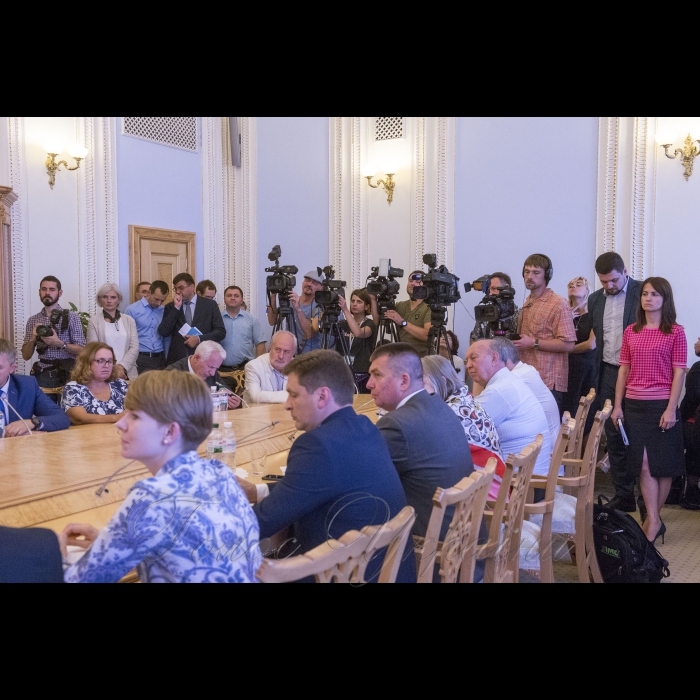 Голова Верховної Ради України Андрій Парубій взяв участь у церемонії урочистого затвердження Стратегії електронного парламентаризму на 2018 – 2020 роки
У заході беруть участь  Голова Верховної Ради України Андрій Парубій, Посол Європейського Союзу в Україні Х. Мінгареллі, Голова Комітету Верховної Ради України з питань інформатизації та зв’язку О.І. Данченко, народні депутати України, представники дипломатичного корпусу, експерти міжнародних програм і проектів, представники ЗМІ, працівники Апарату Верховної Ради України.
Довідково:  Стратегія електронного парламентаризму на 2018 – 2020 роки розроблена на виконання Рекомендацій Місії Європейського Парламенту щодо внутрішньої реформи та підвищення інституційної спроможності Верховної Ради України. Згідно з Меморандумом про взаєморозуміння між Верховною Радою України та Європейським парламентом про спільні рамки парламентської підтримки та підвищення інституційної спроможності одним з пріоритетів партнерства визначено підвищення прозорості, передбачуваності, ефективності та відкритості діяльності Верховної Ради України.
