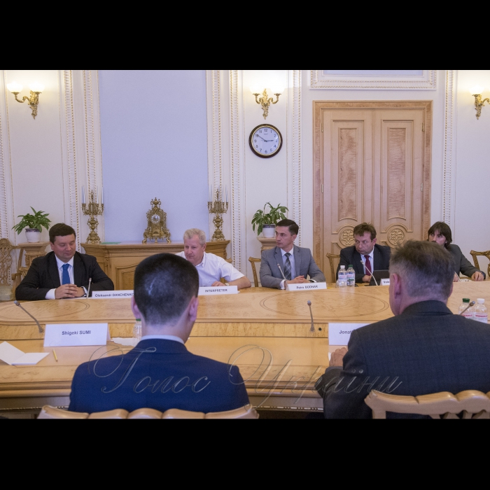Голова Верховної Ради України Андрій Парубій взяв участь у церемонії урочистого затвердження Стратегії електронного парламентаризму на 2018 – 2020 роки
У заході беруть участь  Голова Верховної Ради України Андрій Парубій, Посол Європейського Союзу в Україні Х. Мінгареллі, Голова Комітету Верховної Ради України з питань інформатизації та зв’язку О.І. Данченко, народні депутати України, представники дипломатичного корпусу, експерти міжнародних програм і проектів, представники ЗМІ, працівники Апарату Верховної Ради України.
Довідково:  Стратегія електронного парламентаризму на 2018 – 2020 роки розроблена на виконання Рекомендацій Місії Європейського Парламенту щодо внутрішньої реформи та підвищення інституційної спроможності Верховної Ради України. Згідно з Меморандумом про взаєморозуміння між Верховною Радою України та Європейським парламентом про спільні рамки парламентської підтримки та підвищення інституційної спроможності одним з пріоритетів партнерства визначено підвищення прозорості, передбачуваності, ефективності та відкритості діяльності Верховної Ради України. Перший заступник Керівника Апарату - керуючий справами Петро Боднар, Перший заступник Керівника Апарату Володимир Слишинський,
