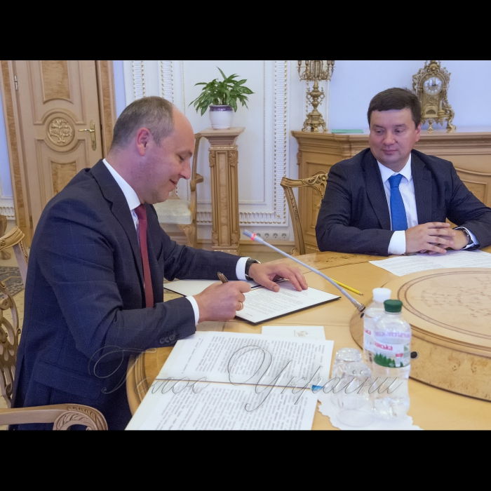Голова Верховної Ради України Андрій Парубій взяв участь у церемонії урочистого затвердження Стратегії електронного парламентаризму на 2018 – 2020 роки
У заході беруть участь  Голова Верховної Ради України Андрій Парубій, Посол Європейського Союзу в Україні Х. Мінгареллі, Голова Комітету Верховної Ради України з питань інформатизації та зв’язку О.І. Данченко, народні депутати України, представники дипломатичного корпусу, експерти міжнародних програм і проектів, представники ЗМІ, працівники Апарату Верховної Ради України.
Довідково:  Стратегія електронного парламентаризму на 2018 – 2020 роки розроблена на виконання Рекомендацій Місії Європейського Парламенту щодо внутрішньої реформи та підвищення інституційної спроможності Верховної Ради України. Згідно з Меморандумом про взаєморозуміння між Верховною Радою України та Європейським парламентом про спільні рамки парламентської підтримки та підвищення інституційної спроможності одним з пріоритетів партнерства визначено підвищення прозорості, передбачуваності, ефективності та відкритості діяльності Верховної Ради України. Данченко Олександр

