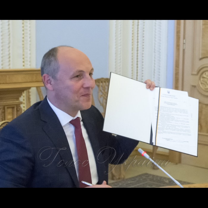 Голова Верховної Ради України Андрій Парубій взяв участь у церемонії урочистого затвердження Стратегії електронного парламентаризму на 2018 – 2020 роки
У заході беруть участь  Голова Верховної Ради України Андрій Парубій, Посол Європейського Союзу в Україні Х. Мінгареллі, Голова Комітету Верховної Ради України з питань інформатизації та зв’язку О.І. Данченко, народні депутати України, представники дипломатичного корпусу, експерти міжнародних програм і проектів, представники ЗМІ, працівники Апарату Верховної Ради України.
Довідково:  Стратегія електронного парламентаризму на 2018 – 2020 роки розроблена на виконання Рекомендацій Місії Європейського Парламенту щодо внутрішньої реформи та підвищення інституційної спроможності Верховної Ради України. Згідно з Меморандумом про взаєморозуміння між Верховною Радою України та Європейським парламентом про спільні рамки парламентської підтримки та підвищення інституційної спроможності одним з пріоритетів партнерства визначено підвищення прозорості, передбачуваності, ефективності та відкритості діяльності Верховної Ради України.

