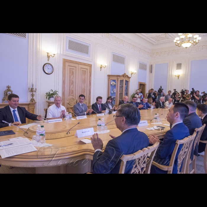 Голова Верховної Ради України Андрій Парубій взяв участь у церемонії урочистого затвердження Стратегії електронного парламентаризму на 2018 – 2020 роки
У заході беруть участь  Голова Верховної Ради України Андрій Парубій, Посол Європейського Союзу в Україні Х. Мінгареллі, Голова Комітету Верховної Ради України з питань інформатизації та зв’язку О.І. Данченко, народні депутати України, представники дипломатичного корпусу, експерти міжнародних програм і проектів, представники ЗМІ, працівники Апарату Верховної Ради України.
Довідково:  Стратегія електронного парламентаризму на 2018 – 2020 роки розроблена на виконання Рекомендацій Місії Європейського Парламенту щодо внутрішньої реформи та підвищення інституційної спроможності Верховної Ради України. Згідно з Меморандумом про взаєморозуміння між Верховною Радою України та Європейським парламентом про спільні рамки парламентської підтримки та підвищення інституційної спроможності одним з пріоритетів партнерства визначено підвищення прозорості, передбачуваності, ефективності та відкритості діяльності Верховної Ради України.
