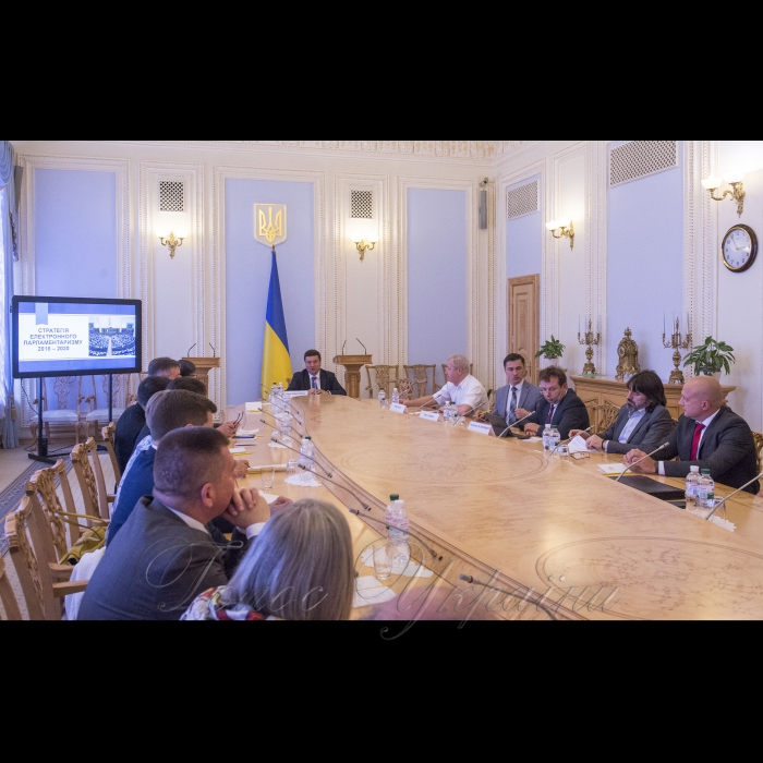 Голова Верховної Ради України Андрій Парубій взяв участь у церемонії урочистого затвердження Стратегії електронного парламентаризму на 2018 – 2020 роки
У заході беруть участь  Голова Верховної Ради України Андрій Парубій, Посол Європейського Союзу в Україні Х. Мінгареллі, Голова Комітету Верховної Ради України з питань інформатизації та зв’язку О.І. Данченко, народні депутати України, представники дипломатичного корпусу, експерти міжнародних програм і проектів, представники ЗМІ, працівники Апарату Верховної Ради України.
Довідково:  Стратегія електронного парламентаризму на 2018 – 2020 роки розроблена на виконання Рекомендацій Місії Європейського Парламенту щодо внутрішньої реформи та підвищення інституційної спроможності Верховної Ради України. Згідно з Меморандумом про взаєморозуміння між Верховною Радою України та Європейським парламентом про спільні рамки парламентської підтримки та підвищення інституційної спроможності одним з пріоритетів партнерства визначено підвищення прозорості, передбачуваності, ефективності та відкритості діяльності Верховної Ради України.
