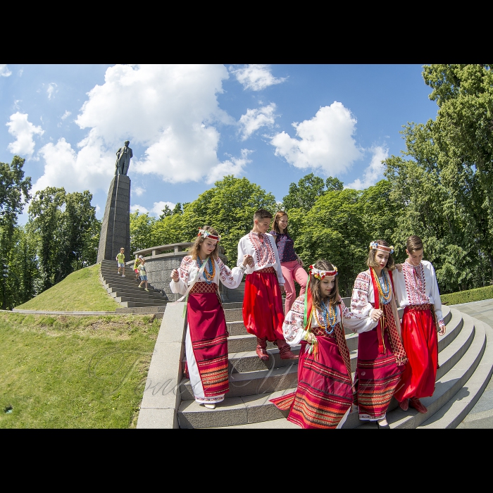 Місто Канів. Перший міжнародний економіко-гуманітарний форум UKRAINIAN ID: «ПЛАН НА ЗАВТРА: СТРАТЕГІЯ  УСПІШНОЇ  КРАЇНИ».
ОРГАНІЗАТОРИ:
Фонд гуманітарного розвитку України
Канівська міська Рада.
Торгово-промислова палата України / Ukrainian CCI
