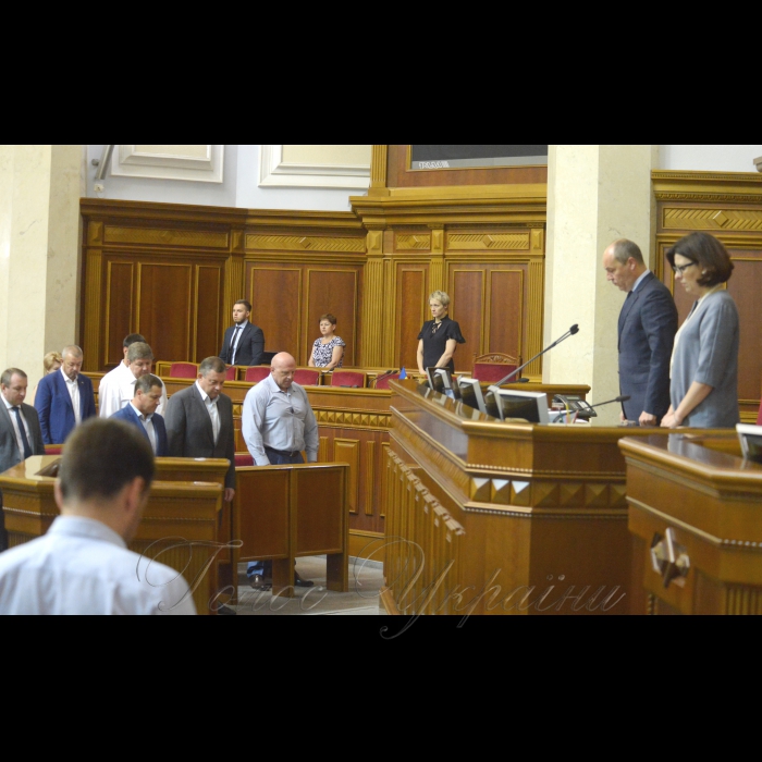 Сесія Верховної Ради України. Народні депутати хвилиною мовчання вшанували пам’ять народного депутата кількох скликань, автора Акта проголошення незалежності України, Героя України, українського дисидента Левка Лук’яненка, який пішов з життя 6 липня.