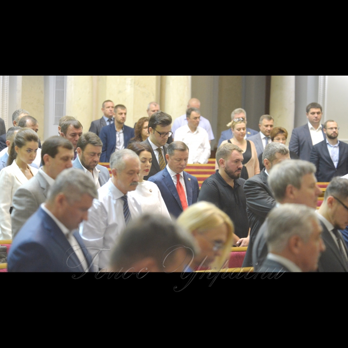 Сесія Верховної Ради України. Народні депутати хвилиною мовчання вшанували пам’ять народного депутата кількох скликань, автора Акта проголошення незалежності України, Героя України, українського дисидента Левка Лук’яненка, який пішов з життя 6 липня.