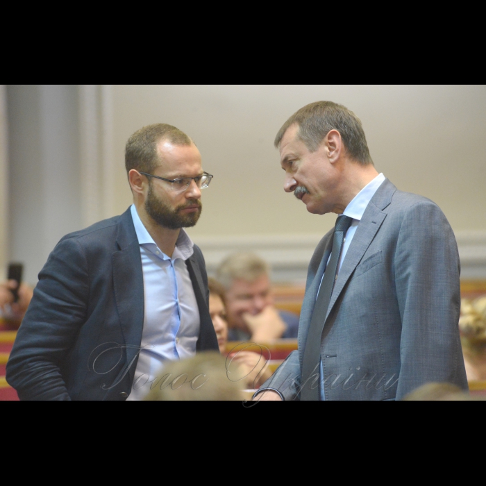 Сесія Верховної Ради України. Павло Пинзеник Михайло Папієв ОП