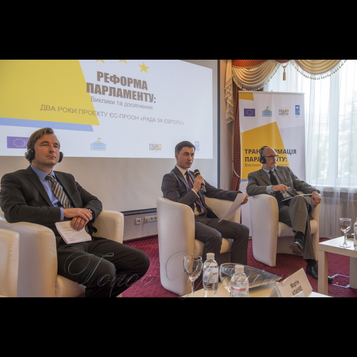 Підсумкова подія «Трансформація парламенту: виклики та досягнення. Два роки проекту ЄС-ПРООН «Рада за Європу»

Захід присвячений поточним результатам реформування Верховної Ради України і досягнутому прогресу на шляху до створення зразкової, демократичної та європейської інституції.

У заході взяли участь: Голова Представництва ЄС в Україні Хьюг Мінгареллі, директор Програми розвитку ООн в Україні Янтомас Хістр, керівник проекту ЄС-ПРООН «Рада за Європу» Джонатан Мерфі, народні депутати України, представники Апарату Верховної Ради України. Представник ЄС в Україні Мартін Клауке, першій заступник керівника Апарату ВР України Петро Боднар, директор Програми розвитку ООН в України Янтомас Хімстра
