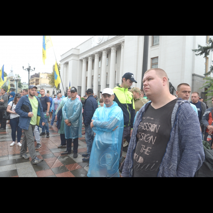 Мітинг біля Верховної Ради власників автомобілів з іноземною реєстрацією з вимогою пільгового розмитнення авто.
Вони вимагають скасувати постанову Кабінету міністрів №475 і внести до порядку денного Верховної Ради законопроекти №8487 і №8488.
