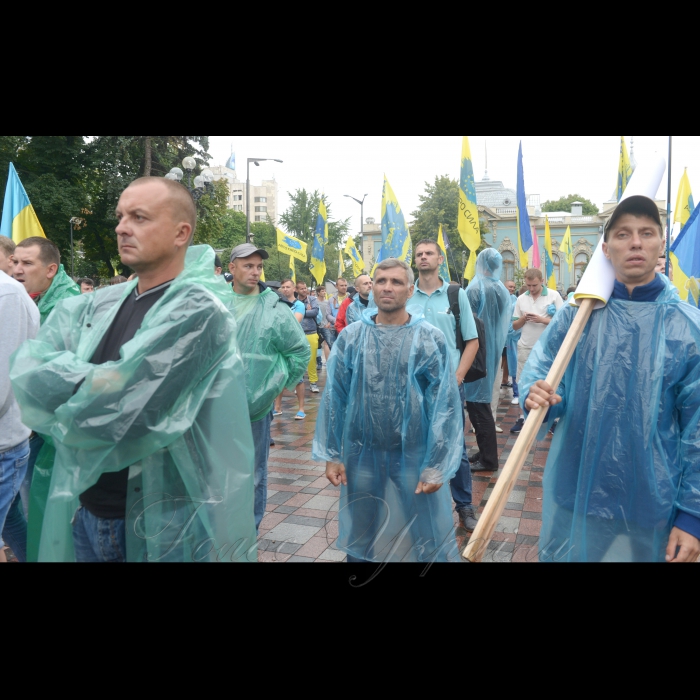 Мітинг біля Верховної Ради власників автомобілів з іноземною реєстрацією з вимогою пільгового розмитнення авто.

Вони вимагають скасувати постанову Кабінету міністрів №475 і внести до порядку денного Верховної Ради законопроекти №8487 і №8488.
Про це заявив керівник організації 