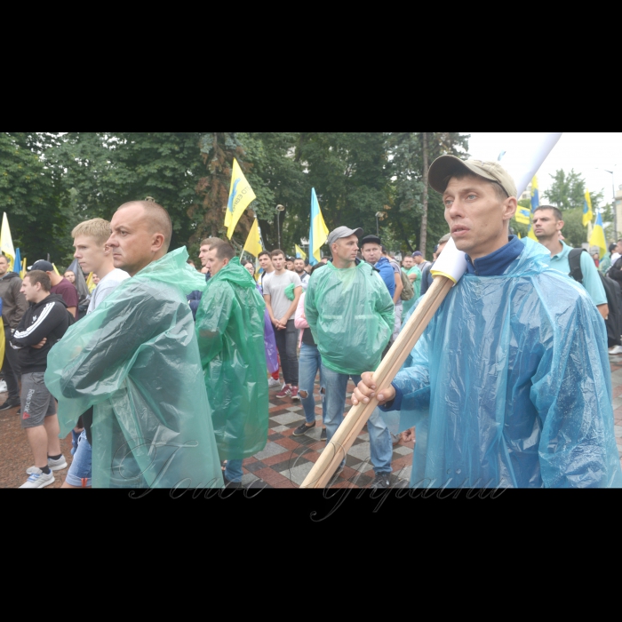 Мітинг біля Верховної Ради власників автомобілів з іноземною реєстрацією з вимогою пільгового розмитнення авто.

Вони вимагають скасувати постанову Кабінету міністрів №475 і внести до порядку денного Верховної Ради законопроекти №8487 і №8488.
Про це заявив керівник організації 