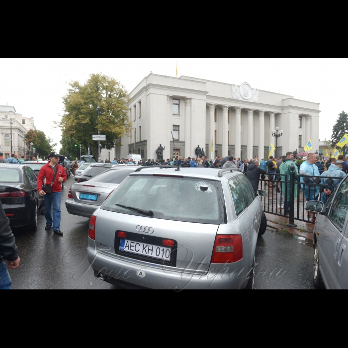 Мітинг біля Верховної Ради власників автомобілів з іноземною реєстрацією з вимогою пільгового розмитнення авто.

Вони вимагають скасувати постанову Кабінету міністрів №475 і внести до порядку денного Верховної Ради законопроекти №8487 і №8488.
Про це заявив керівник організації 