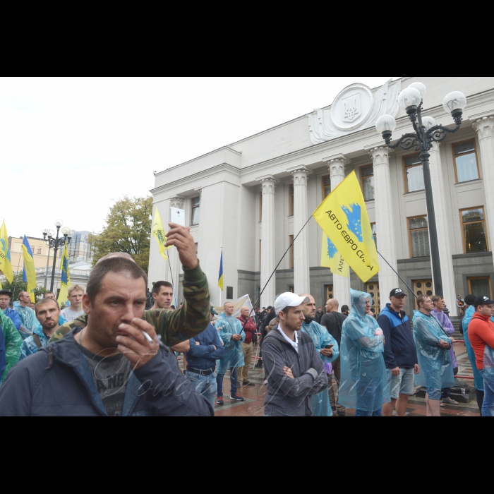 Мітинг біля Верховної Ради власників автомобілів з іноземною реєстрацією з вимогою пільгового розмитнення авто.

Вони вимагають скасувати постанову Кабінету міністрів №475 і внести до порядку денного Верховної Ради законопроекти №8487 і №8488.
Про це заявив керівник організації 