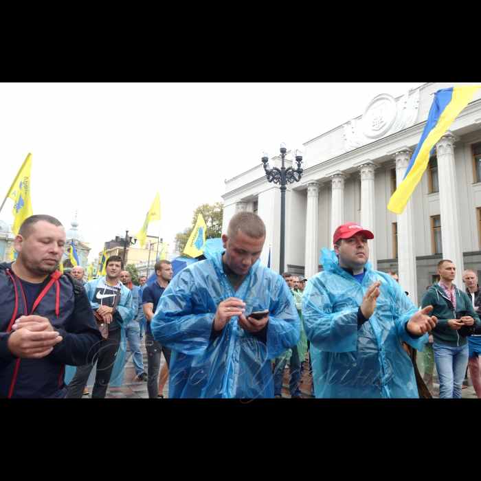 Мітинг біля Верховної Ради власників автомобілів з іноземною реєстрацією з вимогою пільгового розмитнення авто.

Вони вимагають скасувати постанову Кабінету міністрів №475 і внести до порядку денного Верховної Ради законопроекти №8487 і №8488.
Про це заявив керівник організації 